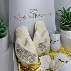 Luxury Bride Gift Box Set, Future Mrs Gift Box,Personalized Bridal Shower Gift, Bride Fully Slippers, Bride Tumbler,  Gift for Bride to Be