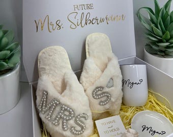 Luxury Bride Gift Box Set, Future Mrs Gift Box,Personalized Bridal Shower Gift, Bride Fully Slippers, Bride Tumbler,  Gift for Bride to Be