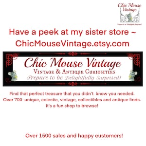 Puede incluir: Una pancarta negra y roja con el texto "Chic Mouse Vintage" y el lema "Vintage & Antique Curiosities Prepare to be Delightfully Surprised!" La pancarta presenta una peque&ntilde;a ilustraci&oacute;n de un rat&oacute;n sosteniendo una flor.