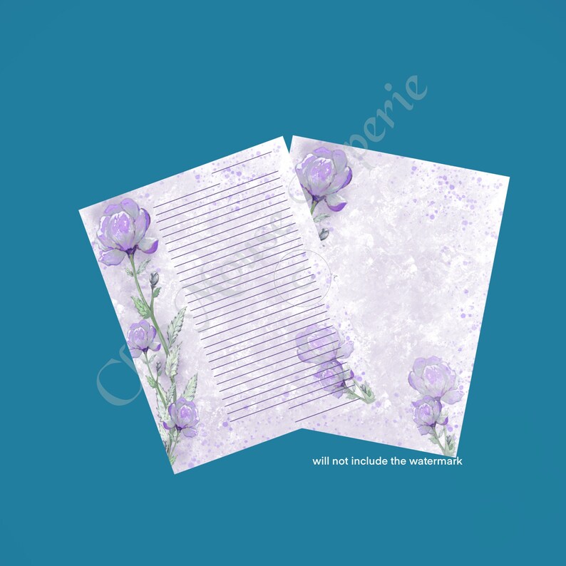 Pu&ograve; includere: Due fogli di carta rigata con uno sfondo ad acquerello con fiori viola. La carta ha uno sfondo viola chiaro con schizzi di vernice bianca. I fiori sono di un viola chiaro con steli e foglie verdi.