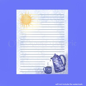 Puede incluir: Una ilustración acuarela azul y blanca de una cafetera vertiendo café en una taza. El fondo es azul claro con líneas blancas y un sol amarillo.