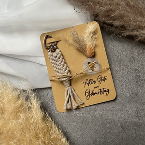 Verjaardagscadeau "Fishbone" macrame sleutelhanger klein cadeau - verjaardagskaart met gedroogde bloemen - cadeauset