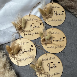 personalisiertes Holzschild „Glück Mama“ mit Trockenblumen - Geschenk Muttertag Boho Anhänger - Geburtstagsgeschenk - beste Mama