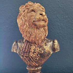 Gentleman Lion Bust Statue - Decorative Figure Sculpture Lion Uniform Baroque Bust Lion Head Polyresin 20x14x31 cm