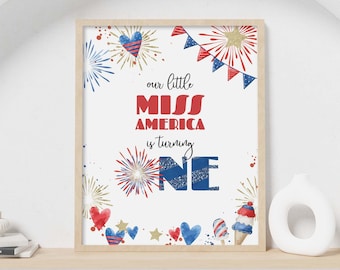 Placa de festa de 4 de julho, Nossa pequena Miss América está fazendo um ano, decoração de mesa para impressão | Dia da Independência, 1º aniversário, DOWNLOAD INSTANTÂNEO A02