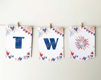 DOIS Banner de 4 de julho, bandeirinhas para cadeira alta para impressão | Corações de fogos de artifício, placa de 2º aniversário de meninas, adereço para foto de bebê para o Dia da Independência A01