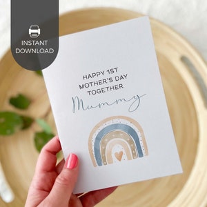 Tarjeta imprimible para el primer día de la madre, mamá, arcoíris azul bohemio. Tarjeta de felicitación para el primer nacimiento, regalo de bebé para mamá. DESCARGA INSTANTÁNEA. R03