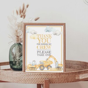 Peut inclure: Impression encadrée avec le texte "THANK YOU FOR JOINING MY CREW PLEASE TAKE ONE". L'impression présente des illustrations à l'aquarelle de véhicules de chantier, dont un bulldozer, un tombereau et une excavatrice, avec des nuages en arrière-plan. Le cadre est marron clair.