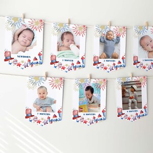 Puede incluir: Un banner de fotos de hitos para bebés con fotos desde recién nacido hasta los 9 meses. Cada foto está enmarcada con un diseño patriótico con fuegos artificiales, estrellas y una combinación de colores rojo, blanco y azul. El banner está ensartado con pinzas de madera.