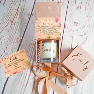 Cadeau d’anniversaire de quarantaine. Boîte de bougie d’anniversaire, cadeau pour des amis. Des cadeaux pour maman. Boîte cadeau avec ruban. Bougie d’anniversaire personnalisée