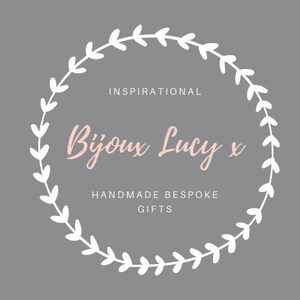 K&ouml;nnte beinhalten: Wei&szlig;er Kranz auf grauem Hintergrund mit dem Text "Inspirational Bijoux Lucy x Handmade Bespoke Gifts".