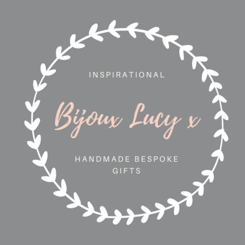 K&ouml;nnte beinhalten: Wei&szlig;er Kranz auf grauem Hintergrund mit dem Text "Inspirational Bijoux Lucy x Handmade Bespoke Gifts".