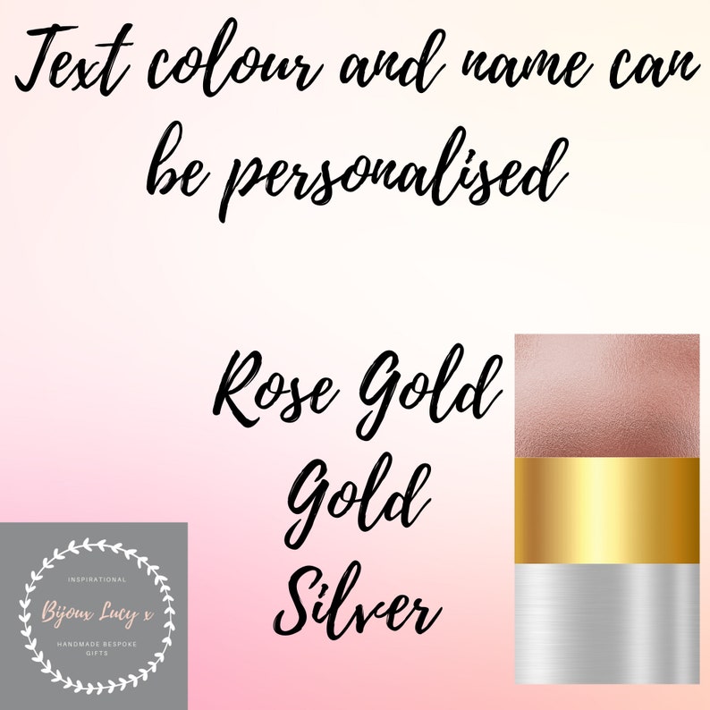 K&ouml;nnte beinhalten: Text, der "Text colour and name can be personalised" lautet, mit einer Beispielanzeige von Ros&eacute;gold, Gold und Silber. Der Text "Inspirational Bijoux Lucy x Handmade Bespoke Gifts" ist ebenfalls sichtbar.