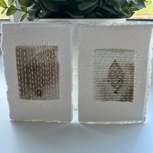 Stampe ecologiche botaniche / Arte botanica / Arte multimediale / Arte del ricamo / Carta di cotone Khandi / Stampa ecologica / Ricamo su lino