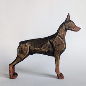 ręcznie rzeźbiona drewniana figurka dobermana