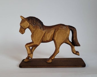 Cavallo di legno intagliato a mano
