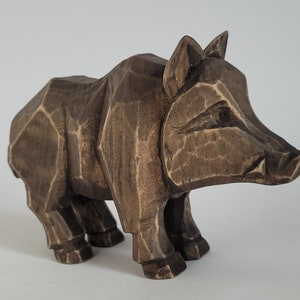Figurine de sanglier sculptée à la main