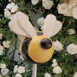 Marcador de plantas de cerámica con forma de abejorro - Decoración de jardín hecha a mano para macetas | Regalo divertido para decorar parterres con insectos
