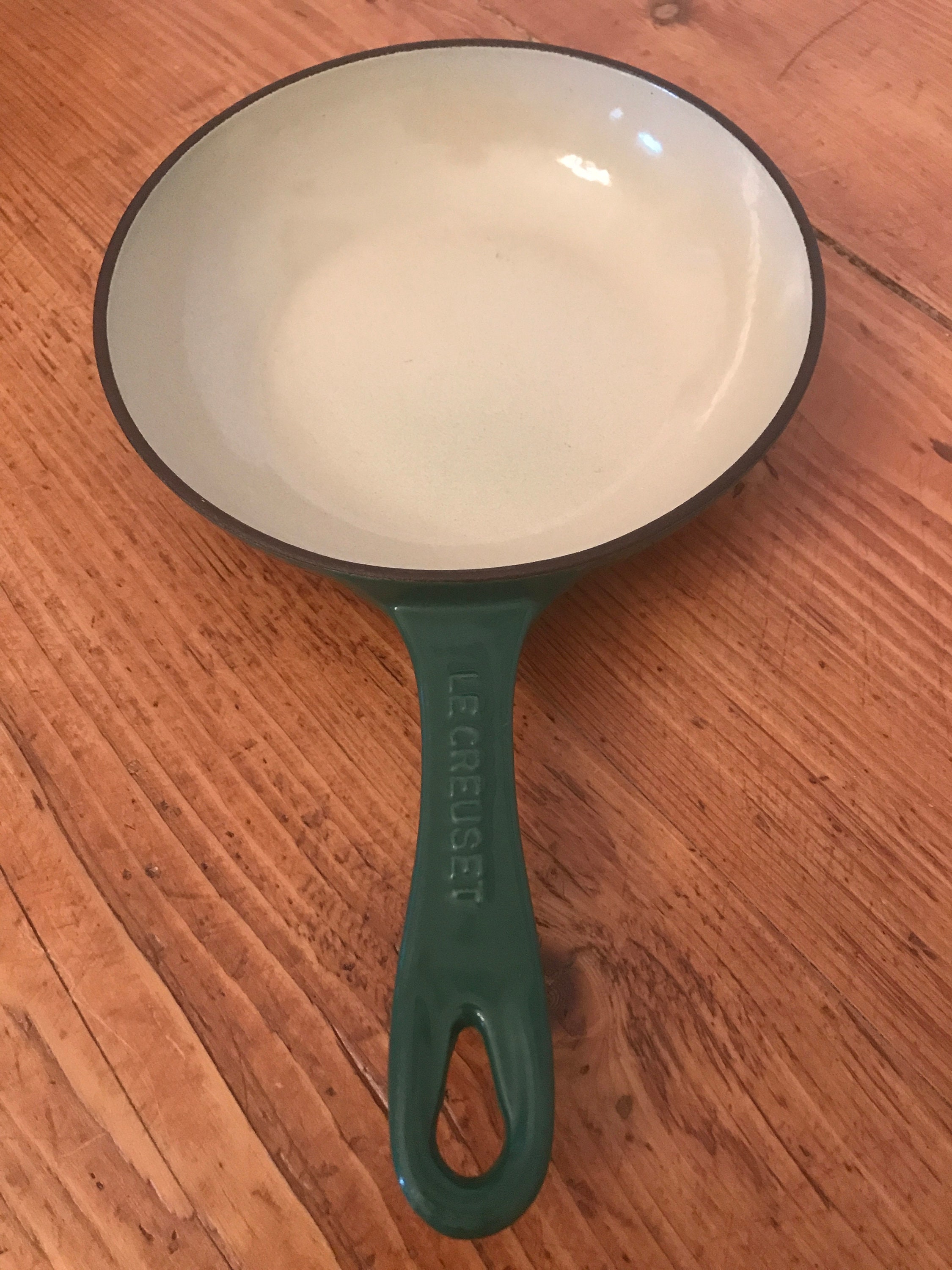 【新品未使用】廃盤　LE CREUSET　クラシックグリーン 22cm 廃盤レア】ル・クルーゼセンセーションピスタチオ22cm