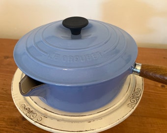 Le Creuset Vintage #22 2.75 Quart Saucepan in SKY BLUE NEW Old Stock Cast Iron Pour Spout Sauce Pot