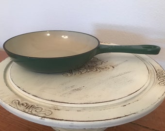 【新品未使用】廃盤　LE CREUSET　クラシックグリーン 22cm 廃盤レア】ル・クルーゼセンセーションピスタチオ22cm