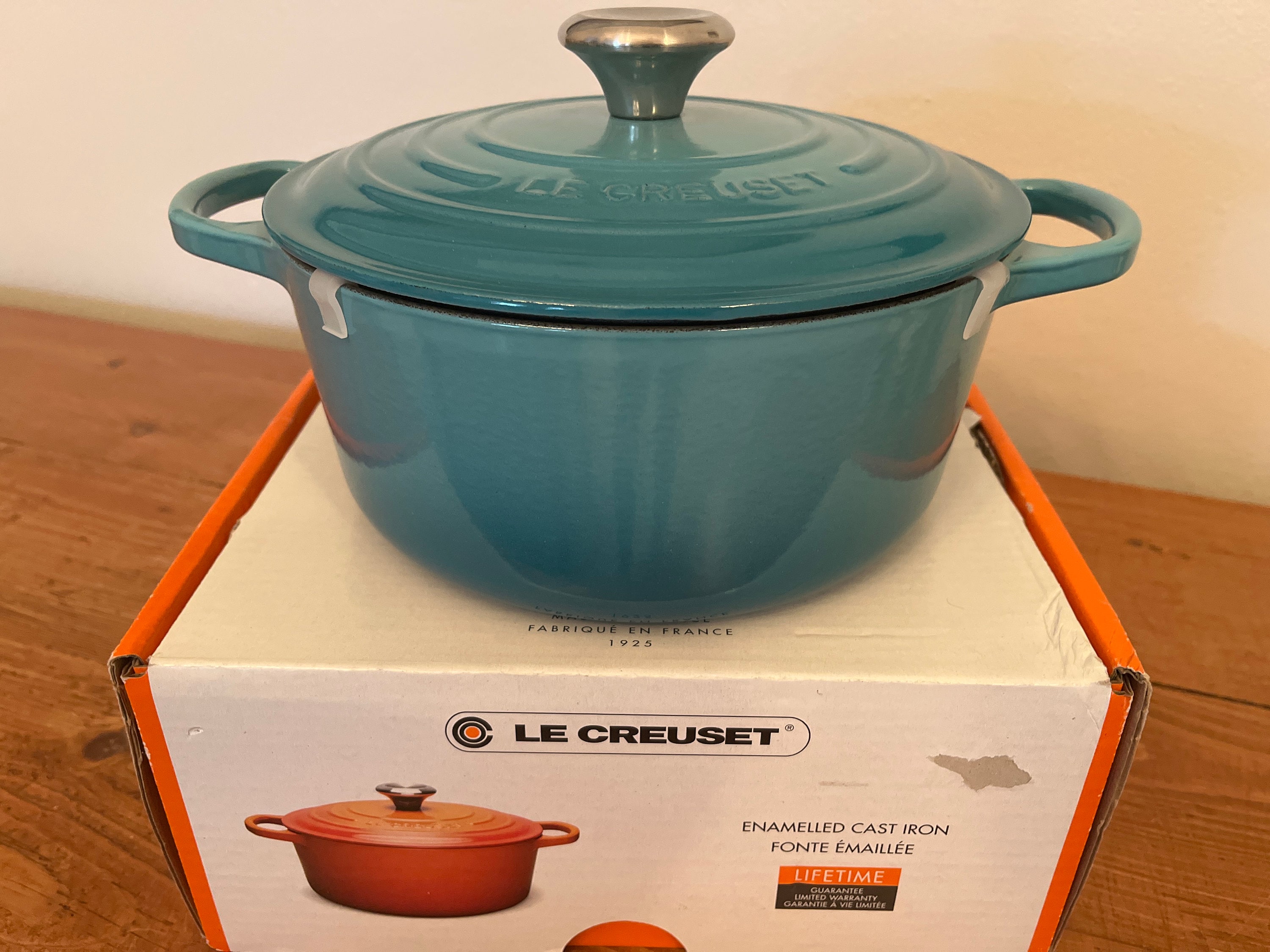 Le Creuset #24, 4.5 Quart Round Dutch Oven CARIBBEAN BLUE NEW in
