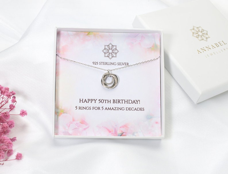 Cadeau collier 50e anniversaire pour elle 5 anneaux pour 5 décennies Idée cadeau personnalisée 50e pour maman, amie, soeur image 2