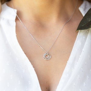 Cadeau collier 50e anniversaire pour elle 5 anneaux pour 5 décennies Idée cadeau personnalisée 50e pour maman, amie, soeur image 8