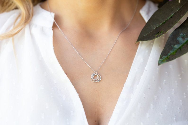 Cadeau collier 50e anniversaire pour elle 5 anneaux pour 5 décennies Idée cadeau personnalisée 50e pour maman, amie, soeur image 8