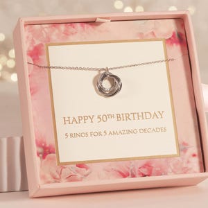 Colar de aniversário de 50 anos para ela | 5 anéis para 5 décadas | Ideia de presente personalizado de 50 anos para mãe, amiga ou irmã