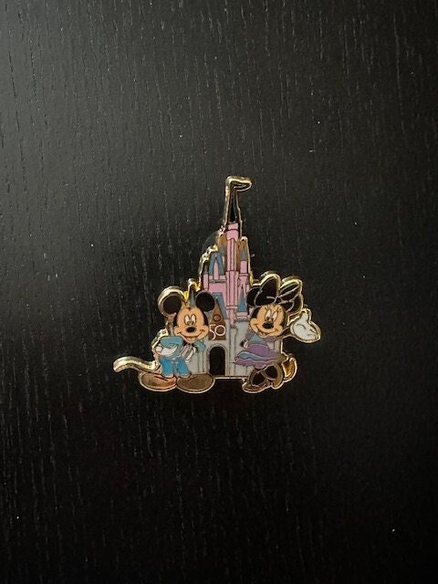 ディズニー　ピンバッジ　まとめ売り　Disney pin 額付き】ディズニー ピンバッジ ピンバッチ まとめ売り（24点