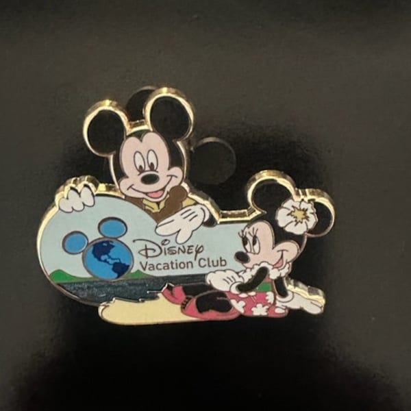 Disney Vacation Club DVC Pin Aulani Resort Hawaii Mickey Mouse Minnie Mouse Pin