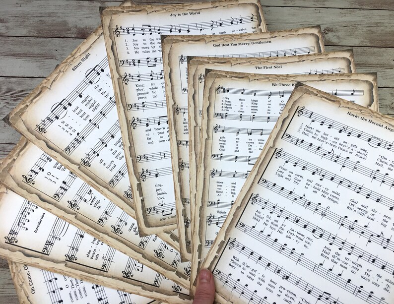 Pu&ograve; includere: Una collezione di spartiti musicali vintage con canti natalizi, tra cui "Stille Nacht", "Gioia al mondo", "Dio vi benedica", "Il primo Natale", "I tre re magi", e "Ecco l'angelo del Signore". Le pagine sono invecchiate e hanno un aspetto usurato.