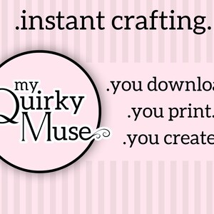 Pu&ograve; includere: Uno sfondo a strisce rosa e bianco con un cerchio nero che contiene il testo "my. Quirky Muse". Il testo sotto il cerchio dice ".instant crafting. .you download. .you print. .you create."