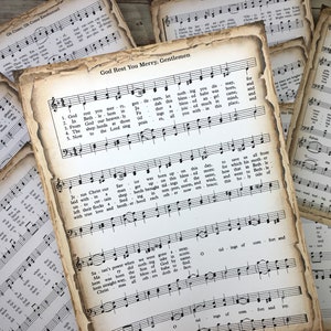 Pu&ograve; includere: Spartriti musicali vintage con il testo del canto natalizio "God Rest You Merry, Gentlemen". La musica &egrave; stampata su carta invecchiata con bordi marroni e un aspetto usurato.