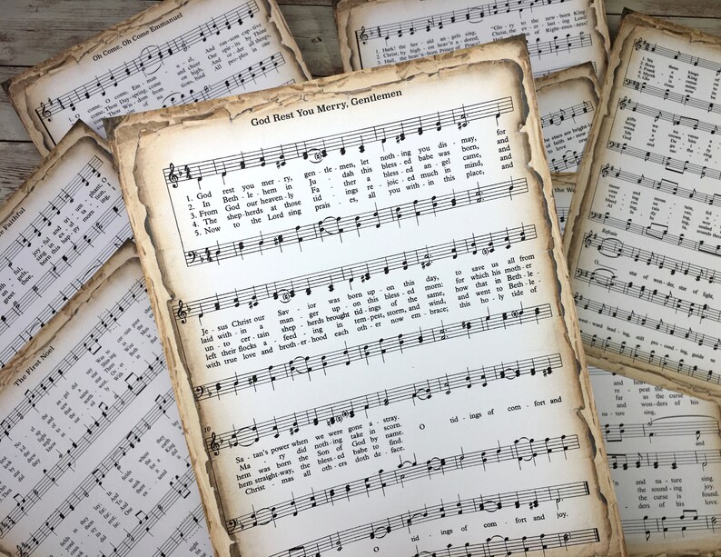 Pu&ograve; includere: Spartriti musicali vintage con il testo del canto natalizio "God Rest You Merry, Gentlemen". La musica &egrave; stampata su carta invecchiata con bordi marroni e un aspetto usurato.