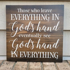 Pino pintado de 11,25&quot; - Aquellos que dejan todo en las manos de Dios, eventualmente ven la mano de Dios en todo - Letrero colgante de madera para decoración de pared