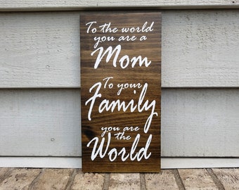 Plaque - Cadeau pour maman - Pin 6 x 12 - Pour le monde, vous êtes une maman. Pour votre famille, vous êtes le monde - Cadeau pour mère - Art mural en bois à accrocher