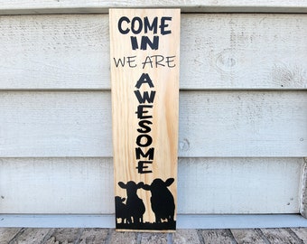 Enseigne peinte - pin 5,5 x 18 - Come In We Are Awesome - Welcome Cows - Art mural en bois suspendu