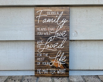 Enseigne peinte - pin 6 x 12 - noyer et blanc - faire partie d'une famille signifie que vous allez adorer et être aimé - enseigne familiale - décoration murale en bois à accrocher