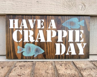 Enseigne peinte - pin 6 x 12 - Have a Crappie Day - Cabine de lac de pêcheur avec humour drôle - Art mural en bois suspendu