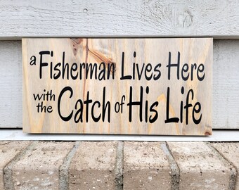 Enseigne peinte - pin 6 x 12 - un pêcheur vit ici avec la prise de sa vie - humour de pêche - cadeau mari - décoration murale en bois suspendue