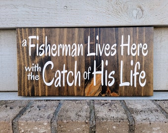 Enseigne peinte - pin 6 x 12 - un pêcheur vit ici avec la prise de sa vie - humour de pêche - décoration murale en bois à suspendre
