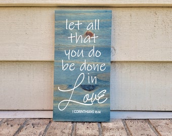 Enseigne peinte - Pin 6 x 12 - Faites tout ce que vous faites avec amour. 1 Corinthiens 16:14 - Art mural en bois à accrocher