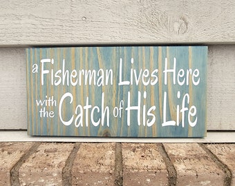 Enseigne peinte - pin 6 x 12 - un pêcheur vit ici avec la prise de sa vie - humour de pêche - décoration murale en bois à suspendre