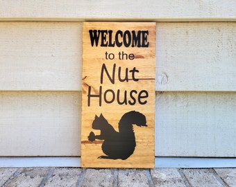 Enseigne peinte - pin 12 x 6 - Bienvenue dans la maison aux noix - écureuil de famille drôle humoristique - décoration murale en bois à suspendre