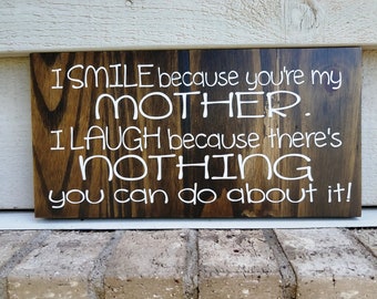 Enseigne peinte - pin 6 x 12 - Je souris parce que vous êtes ma mère - cadeau drôle humour pour maman - art mural bois à suspendre