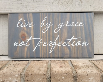 Enseigne peinte - pin 6 x 12 - source d'inspiration - Live by Grace, Not Perfection - Art mural en bois suspendu