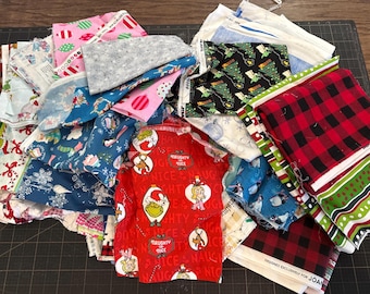 Christmas fabric - Scrap bundle (various pieces and cuts) (Please read description)