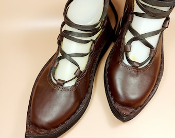 Mittelalterliche Lederschuhe für Damen, Modell „Aliénor“, mit Schnürung, erhöhter und spitzer Zehenpartie, perfekt zur Vervollständigung Ihres mittelalterlichen Kostüms.
